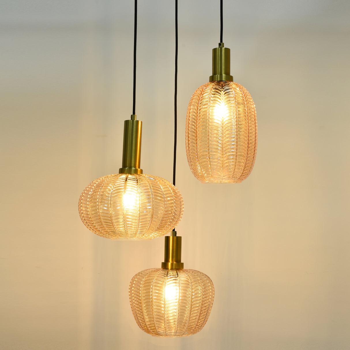 Hängelampe Schwarz mit Messing und Amberglas – 3-flammig – Liva