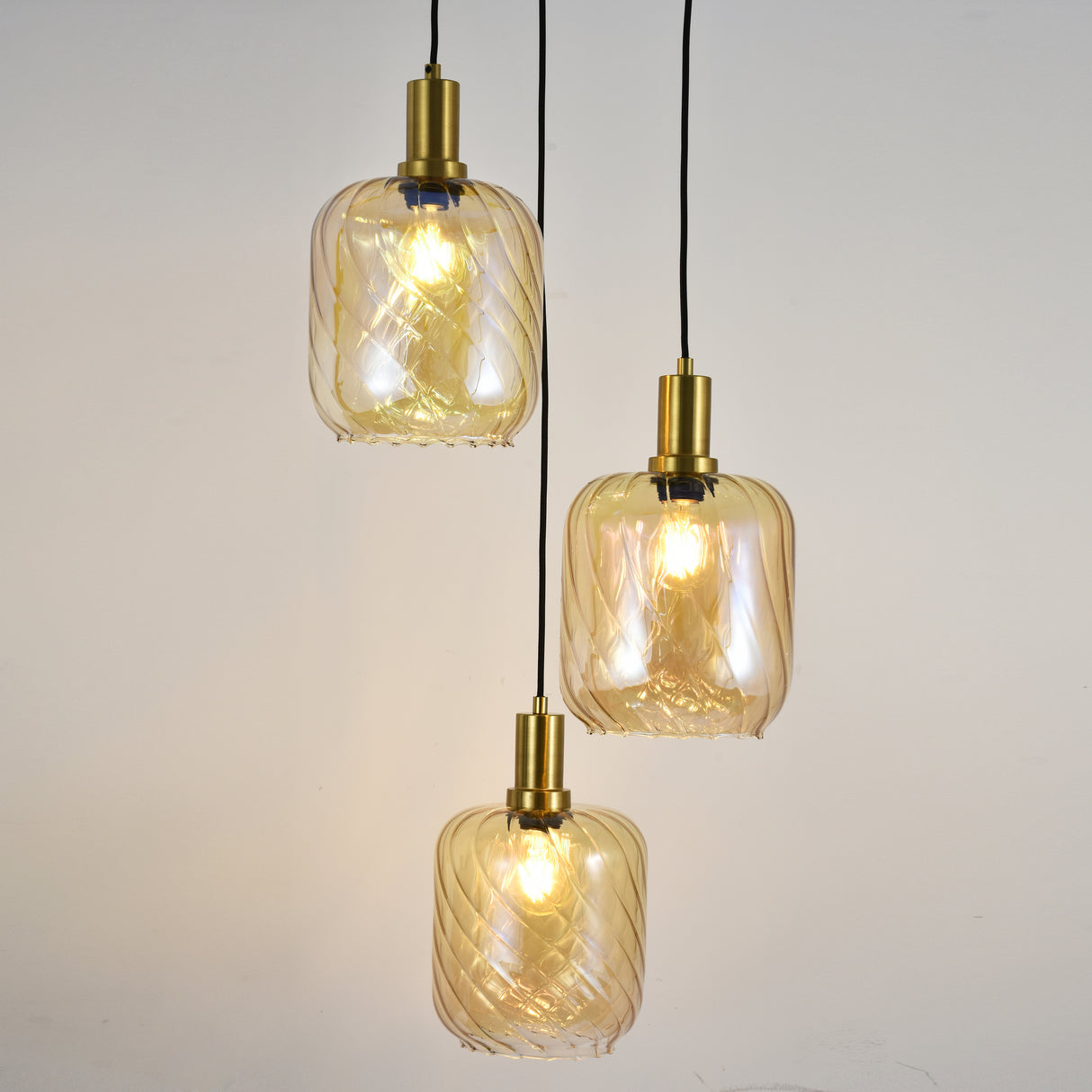 Hängelampe Schwarz mit Messing und Amberglas – 3-flammig – Nox