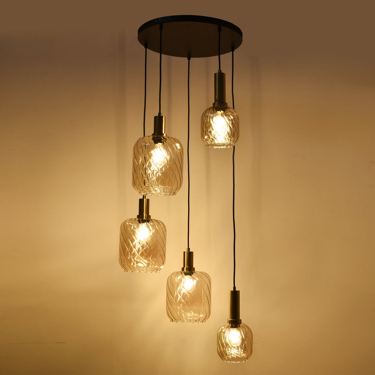 Hängeleuchte Schwarz mit Messing und Amber Glas – 5-flammig – Noah