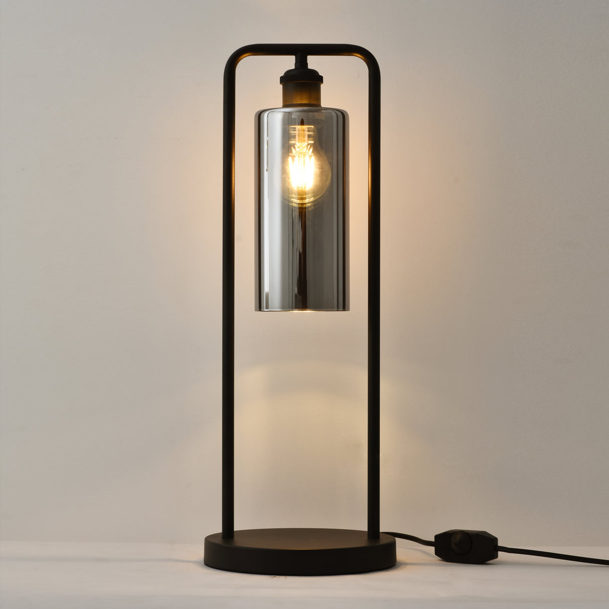Tischleuchte Tess – Schwarz mit Rauchglas