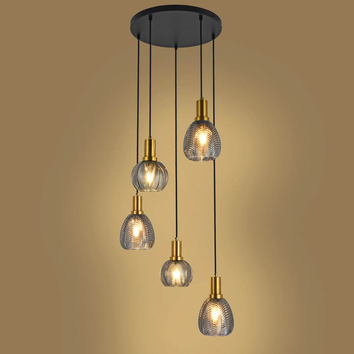 Hängelampe Sanne – Schwarz mit Rauchglas und Messing – 5 Lichtquellen