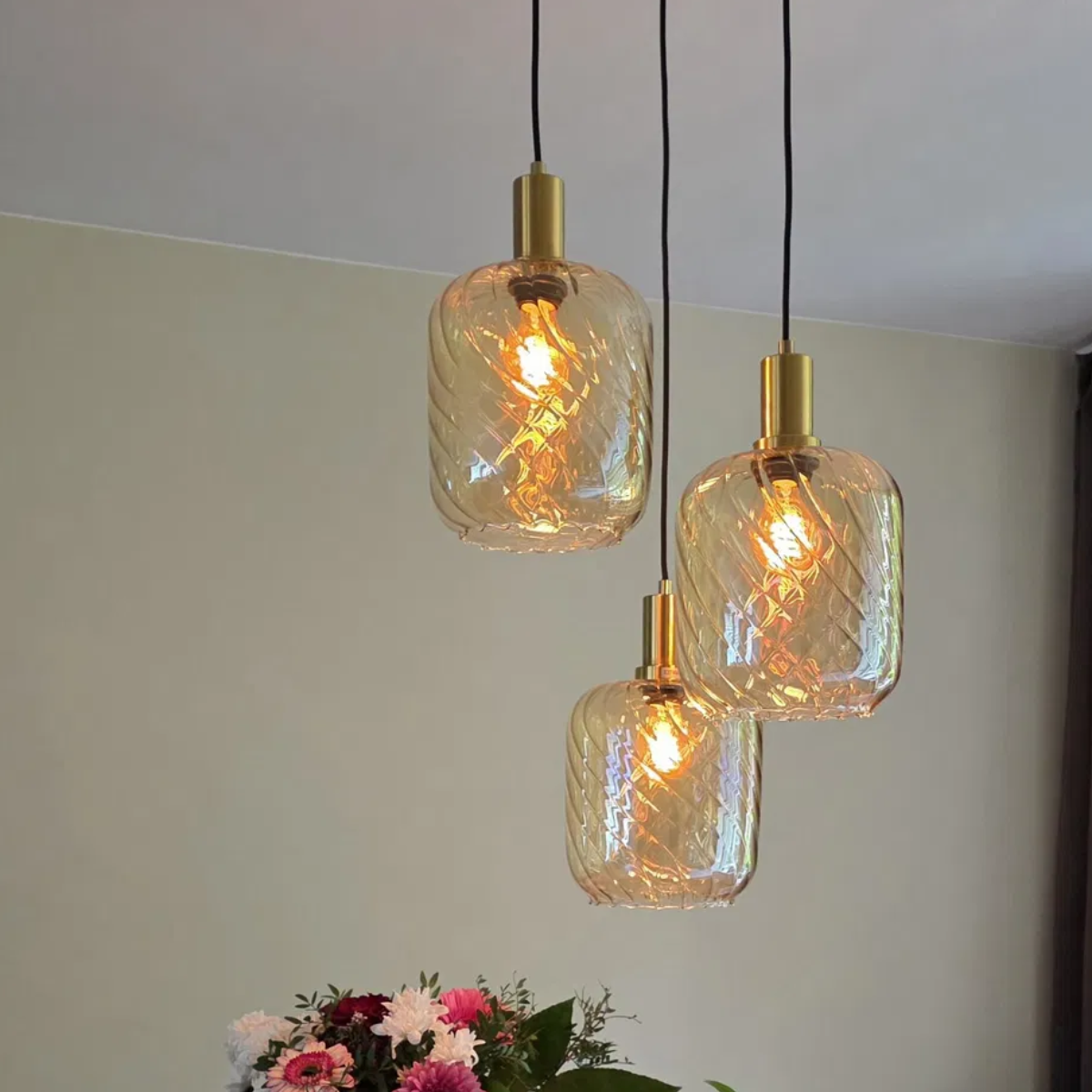 Hängelampe Schwarz mit Messing und Amberglas – 3-flammig – Nox
