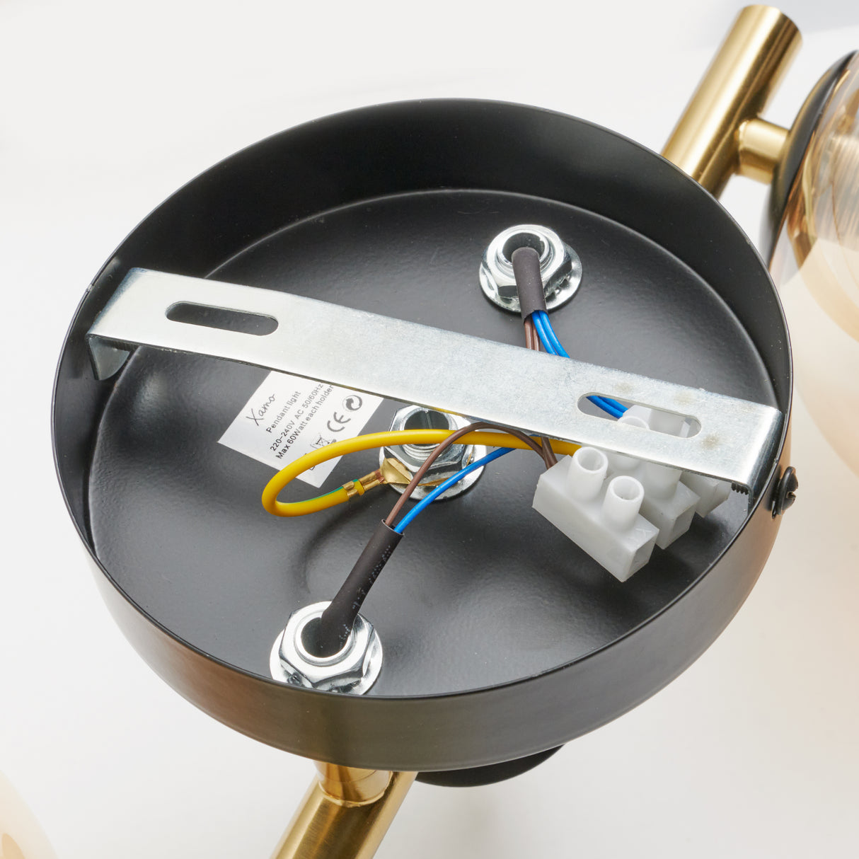 Goldene Deckenlampe mit 3 bernsteinfarbenen Glaskugeln