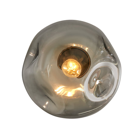 Buitenverlichting in herfst en winter: warm licht van een glazen smoke plafondlamp bij de entree